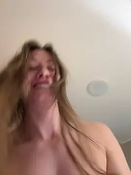 JulieLittleLove's cam snapshot