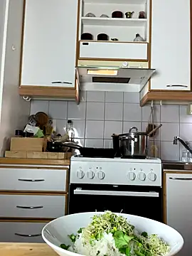 MilkyHoneyLullabies's cam snapshot