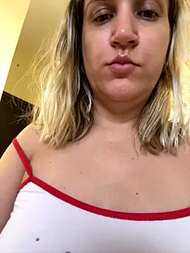 Bia_sexynovaes live sex cam