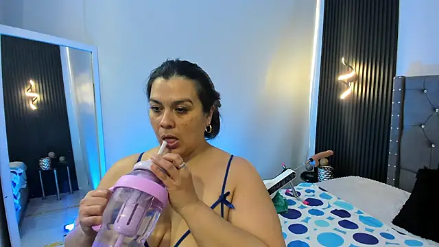 martina_foxy_'s cam snapshot