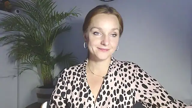 AliciaDesire live sex cam