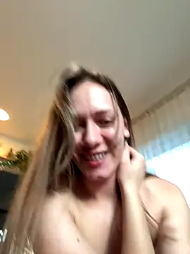 JulieLittleLove's cam snapshot