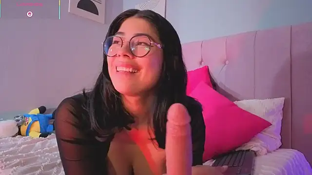 LoaLuxury's cam snapshot