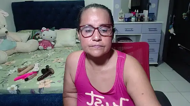 pervert_mommy_'s cam snapshot