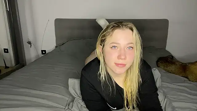 Embersweetbunny's cam snapshot