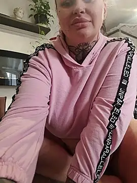 CurvyyAnna live sex cam