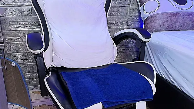 naomi_diamond_'s cam snapshot