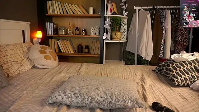 LynHillaire live sex cam