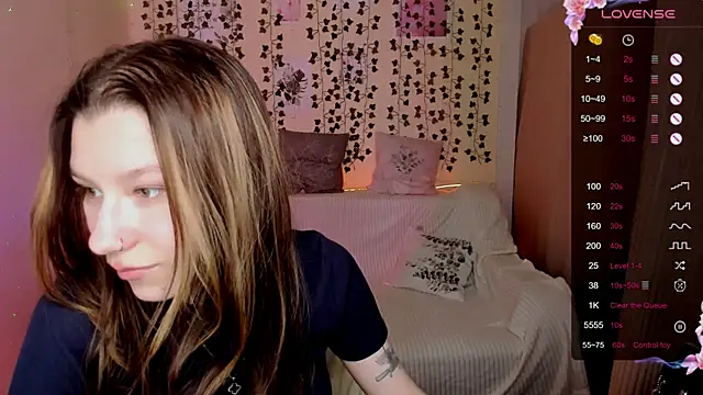 LinaBlossom_'s cam snapshot