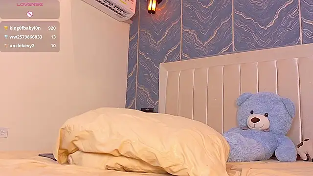 iam_nicolle's cam snapshot