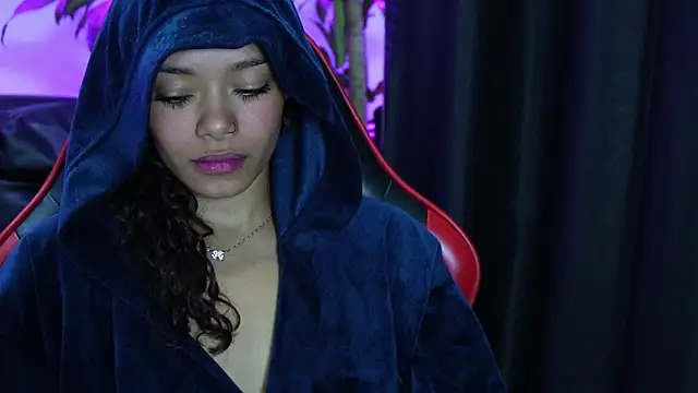 sara_sharma_'s cam snapshot