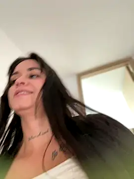 LaraHenao live sex cam