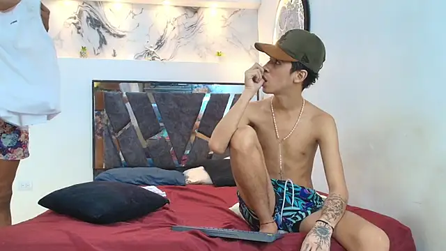 WHITHET_BOYS's cam snapshot