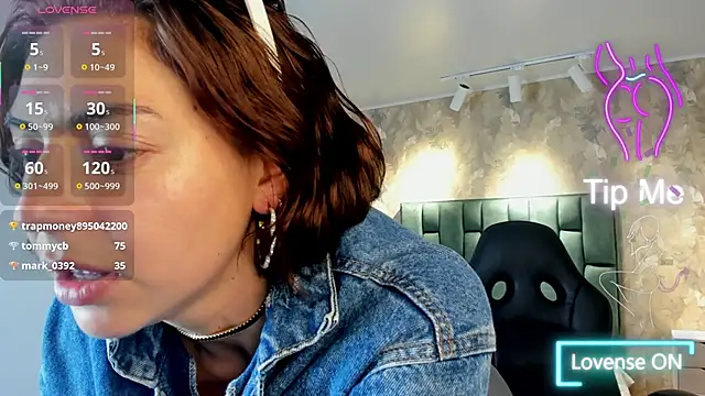 april_dumont's Stripchat show and profile