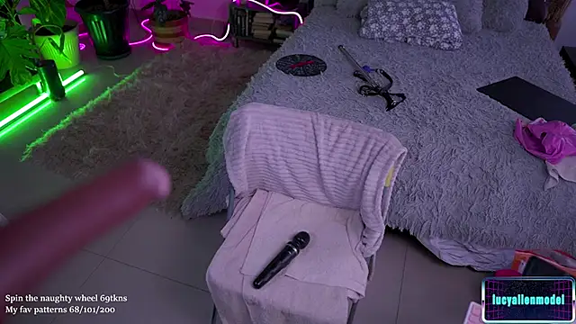 LucyAllenX's cam snapshot