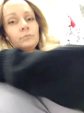 Bondgirl_013's cam snapshot