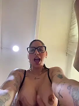 charlotte_stevenss_'s cam snapshot