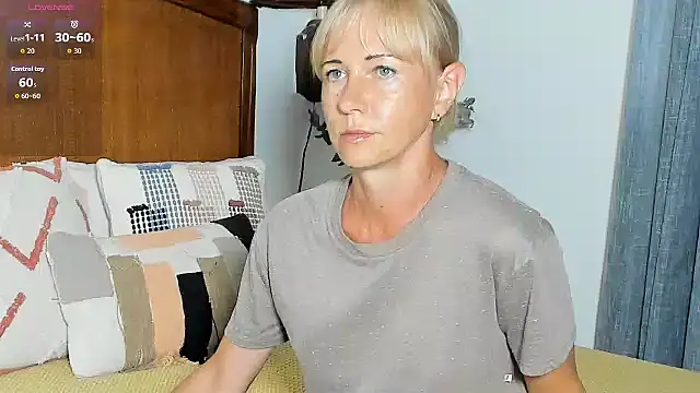 Christine_35's cam snapshot