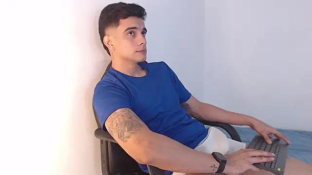 adam_levis17's cam snapshot