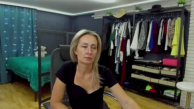 Julia_Cherry_'s cam snapshot