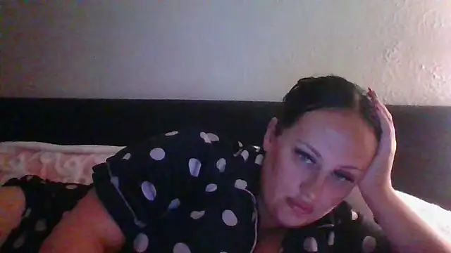 CurvyQueen2023's web cam