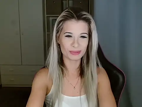 KristineGlow's web cam