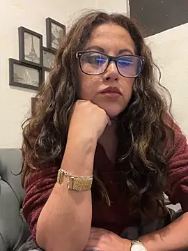 MirandaLatinaLovely live sex cam