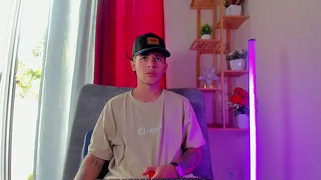 latiin_boy21's cam snapshot