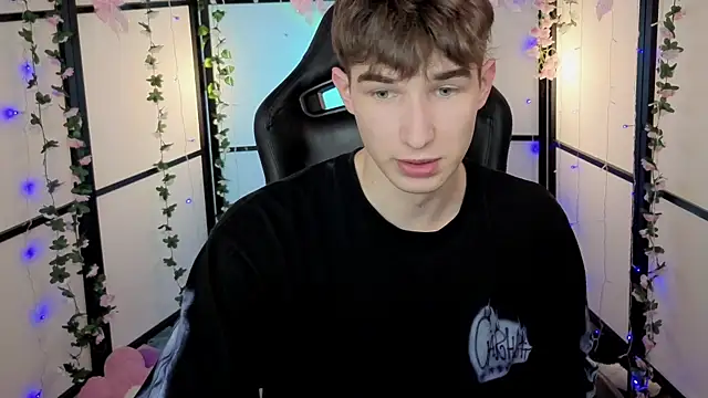 Maxwellchiik live sex cam