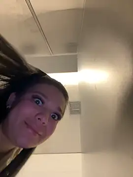 Alyshanon18's cam snapshot