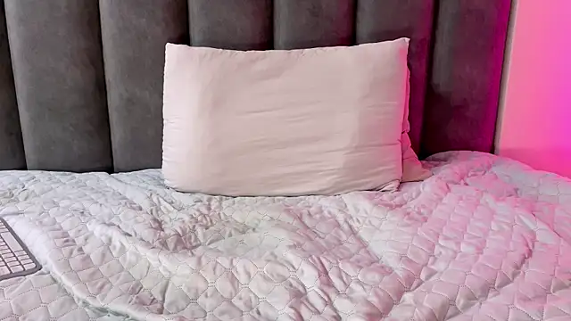 max_shy live sex cam