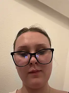 YoungJoyce's cam snapshot