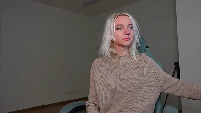 Laura_Chaplin's cam snapshot