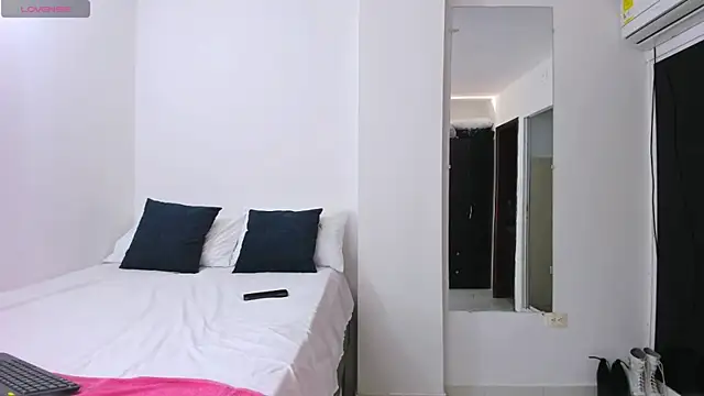 zou_quira live sex cam