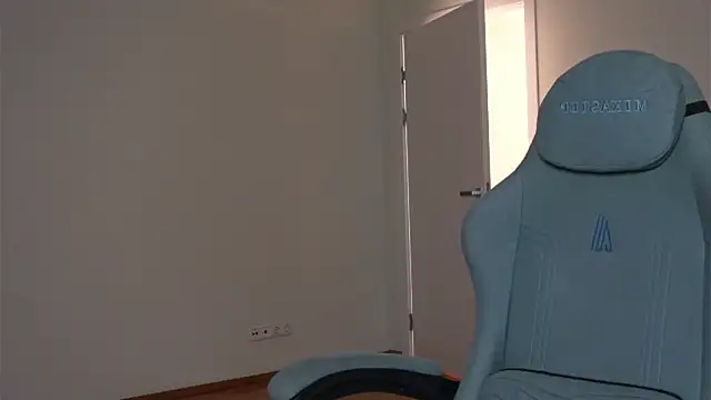 Laura_Chaplin's cam snapshot