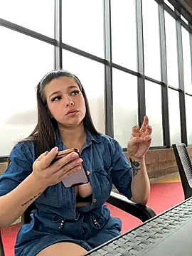 Alyshanon18's cam snapshot