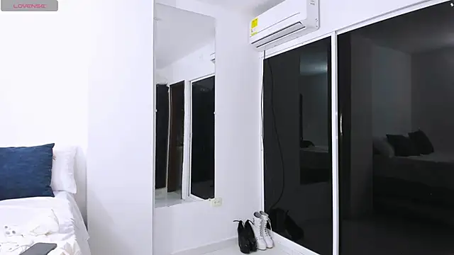 zou_quira live sex cam