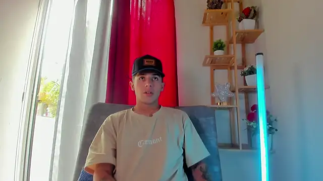 latiin_boy21's cam snapshot