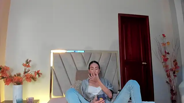 Nina_Cavaali's cam snapshot