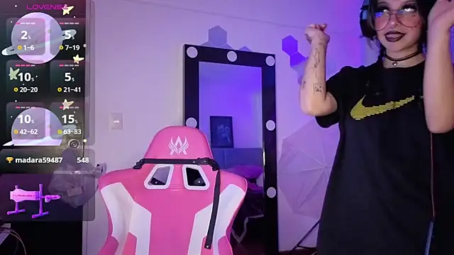 larah_uwu's cam snapshot