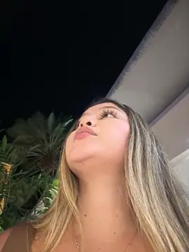 lunablossom_'s cam snapshot