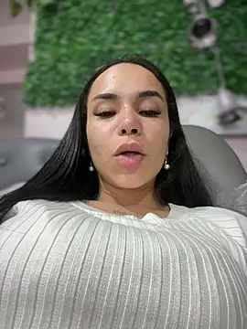 Naatalia live sex cam