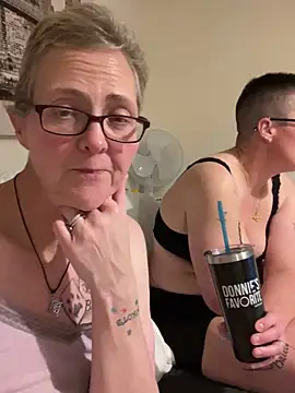 Curvy-Jinx live sex cam