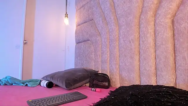 EmaJames25's cam snapshot