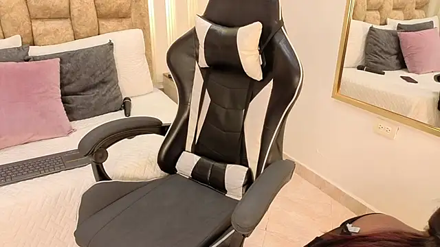 avis_lara's cam snapshot