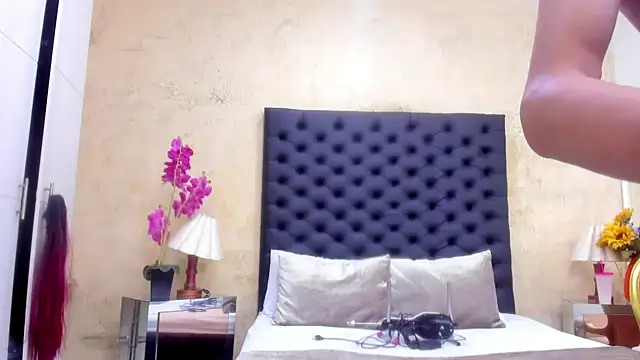 NahomiWhitel live sex cam