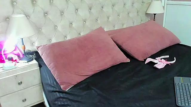 yiyisandoval's cam snapshot