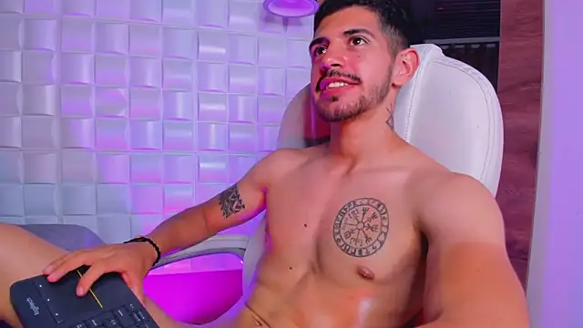 AlejandroStormm live sex cam