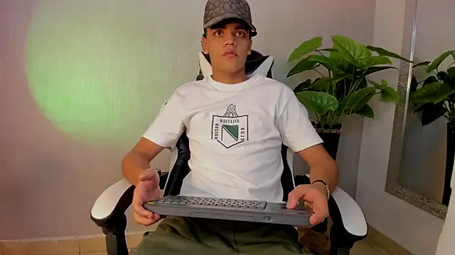 Isaac_Collins_'s cam snapshot