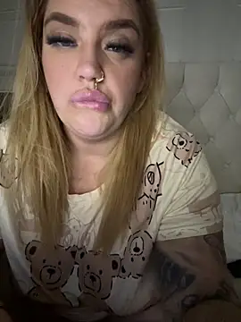 CurvyGirlMyla's cam snapshot